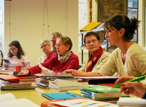 coordinatrice de la Ligue de l'enseignement 22 (à droite) explique aux bénévoles de « Lire et faire lire » le programme de la formation du jour.